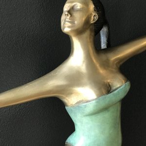 Mujer haciendo equilibrio (Ignacio Gana)